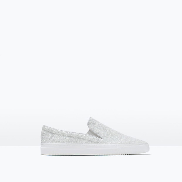 Modne buty na lato: trampki typu slip on