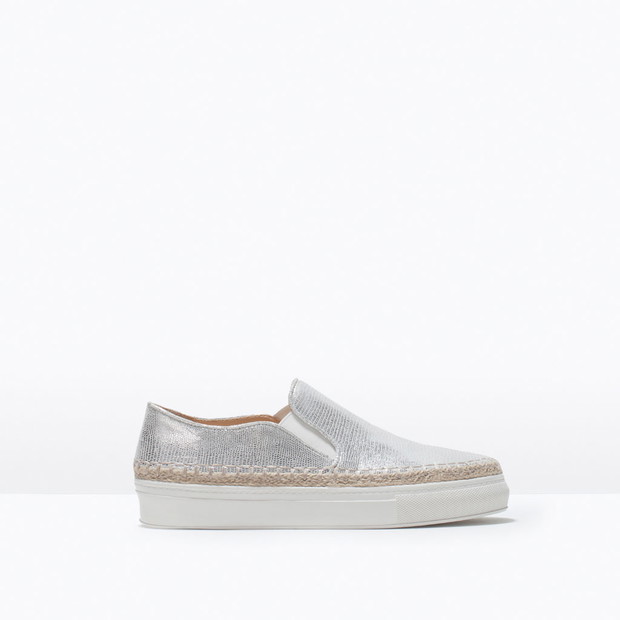 Modne buty na lato: trampki typu slip on