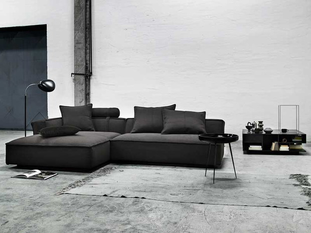 Ciemna sofa w salonie