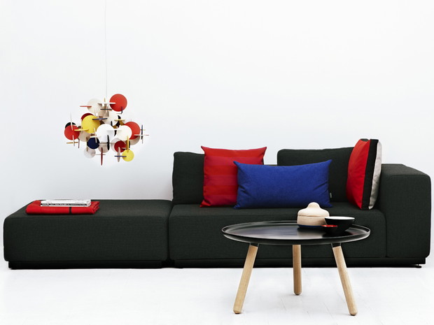 Ciemna sofa w salonie