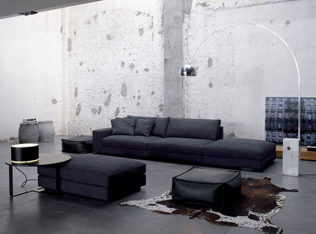 Ciemna sofa w salonie