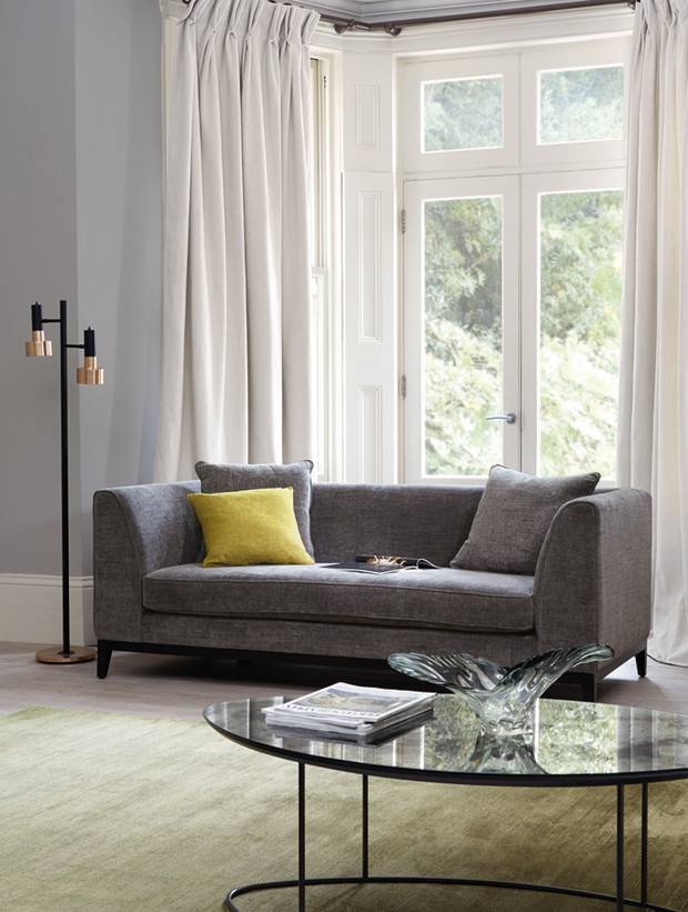 Ciemna sofa w salonie