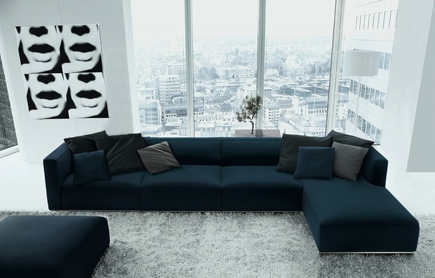 Ciemna sofa w salonie