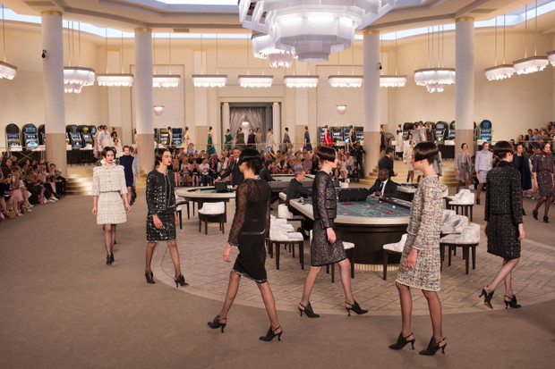 Haute couture powraca! Zobacz najpiękniejsze scenografie z pokazów