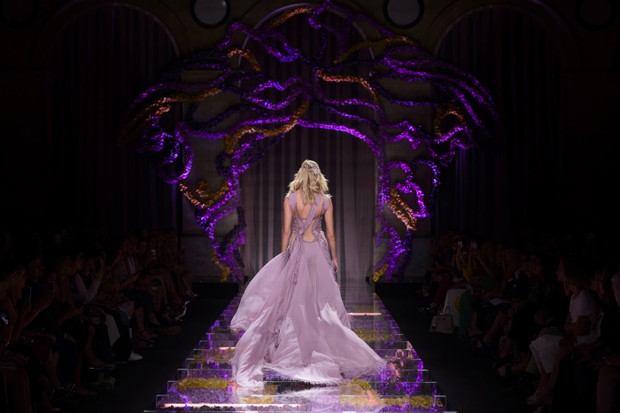 Haute couture powraca! Zobacz najpiękniejsze scenografie z pokazów