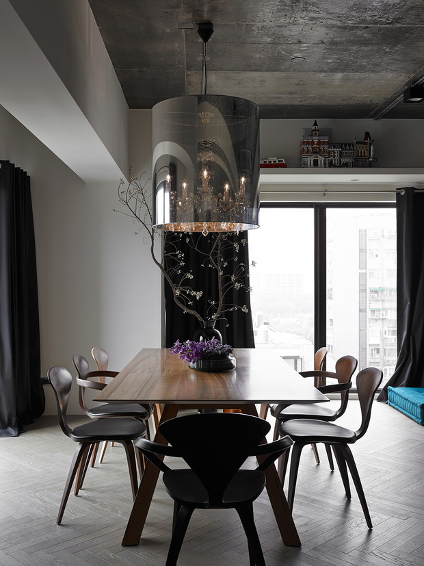 Wnętrze tygodnia: beton, błękit i design - apartament pełen kontrastów