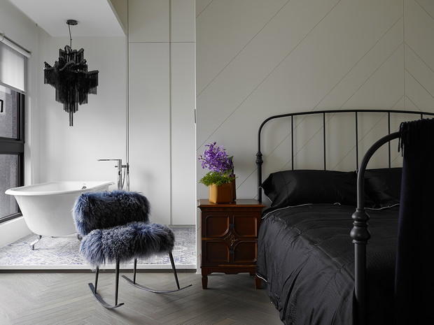 Wnętrze tygodnia: beton, błękit i design - apartament pełen kontrastów