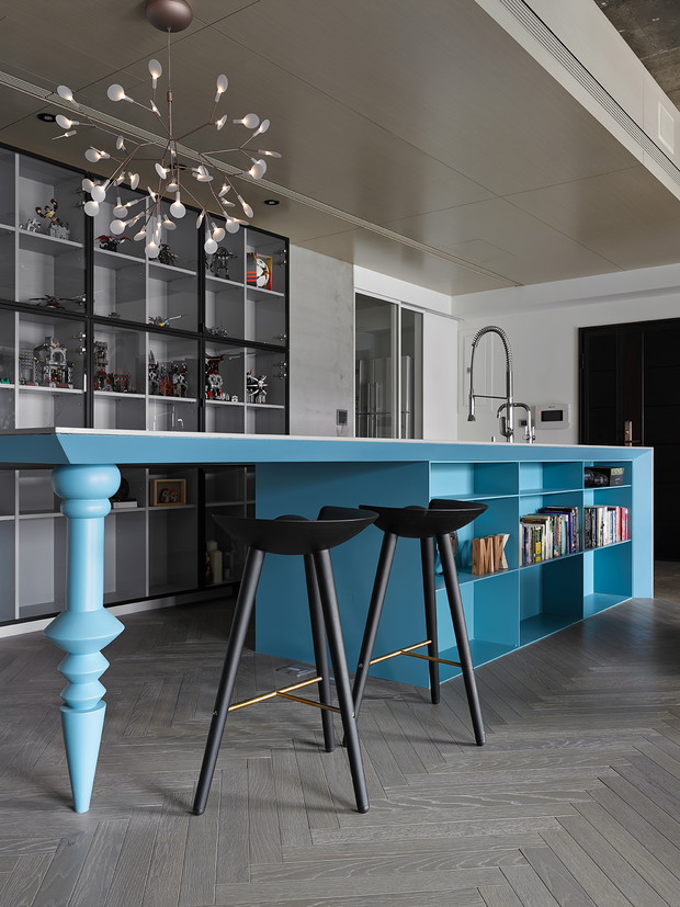 Wnętrze tygodnia: beton, błękit i design - apartament pełen kontrastów