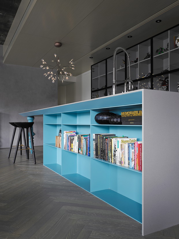 Wnętrze tygodnia: beton, błękit i design - apartament pełen kontrastów