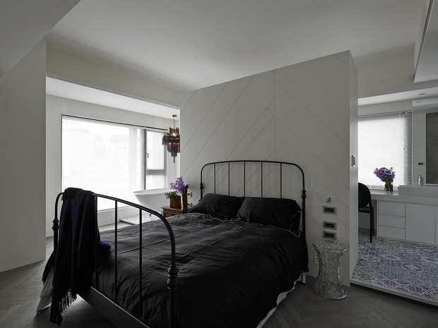 Wnętrze tygodnia: beton, błękit i design - apartament pełen kontrastów