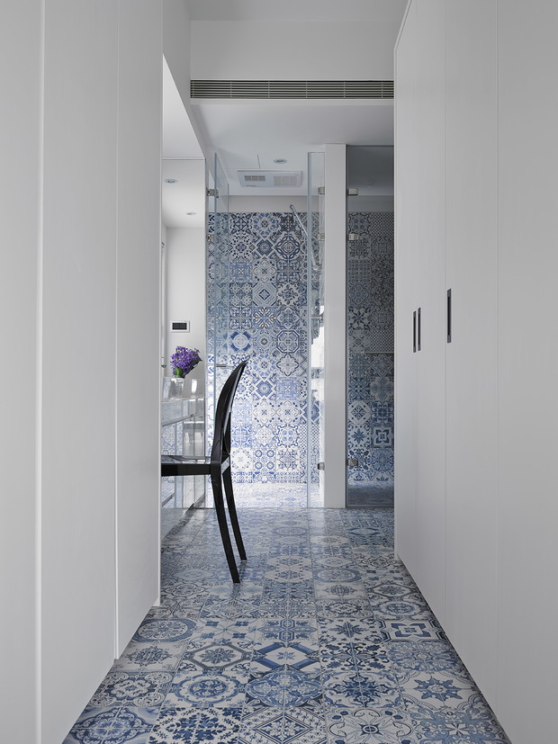 Wnętrze tygodnia: beton, błękit i design - apartament pełen kontrastów