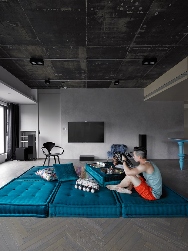Wnętrze tygodnia: beton, błękit i design - apartament pełen kontrastów
