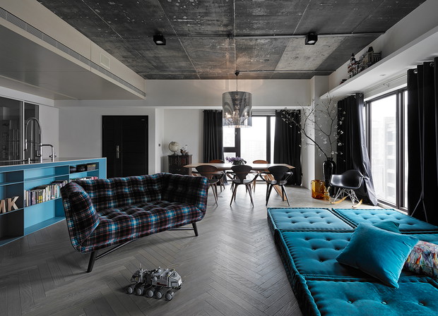 Wnętrze tygodnia: beton, błękit i design - apartament pełen kontrastów
