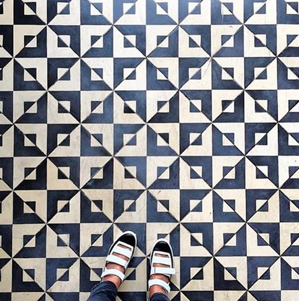 #selfeet - nowy trend na Instagramie z podłogą w roli głównej