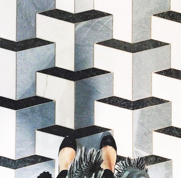 #selfeet - nowy trend na Instagramie z podłogą w roli głównej