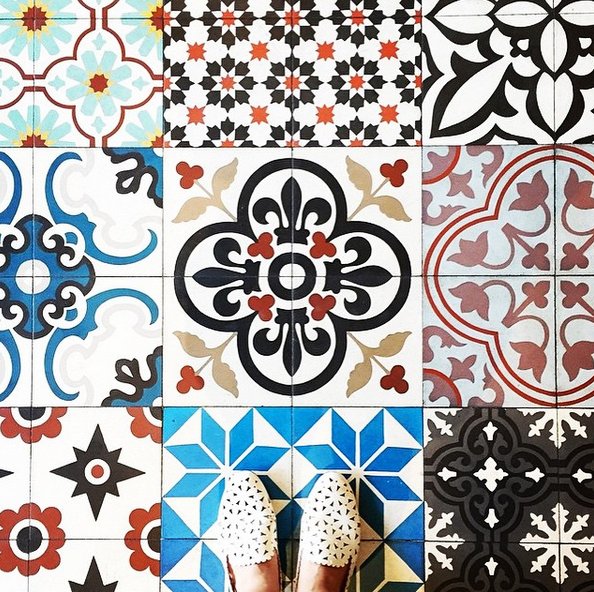 #selfeet - nowy trend na Instagramie z podłogą w roli głównej