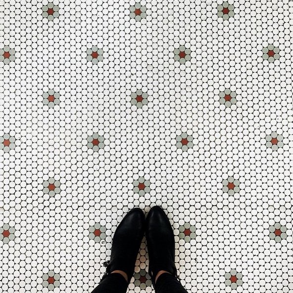 #selfeet - nowy trend na Instagramie z podłogą w roli głównej