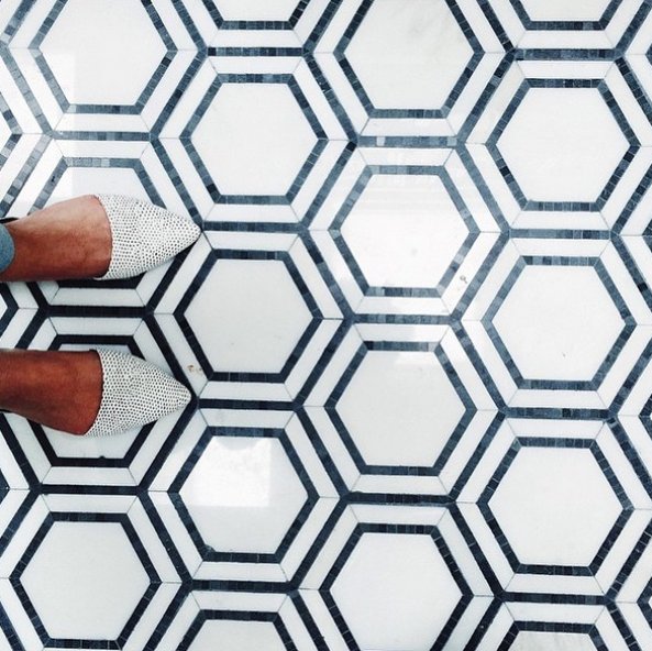 #selfeet - nowy trend na Instagramie z podłogą w roli głównej