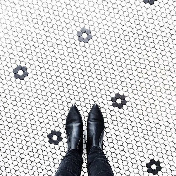 #selfeet - nowy trend na Instagramie z podłogą w roli głównej