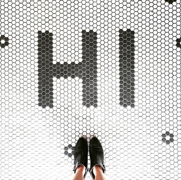 #selfeet - nowy trend na Instagramie z podłogą w roli głównej
