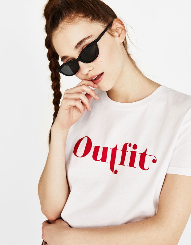 T-shirt z napisem Bershka