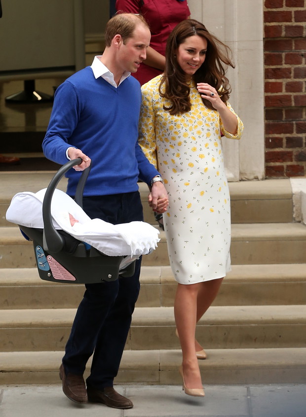 Książę William i księżna Kate po wyjściu ze szpitala św. Marii, 2