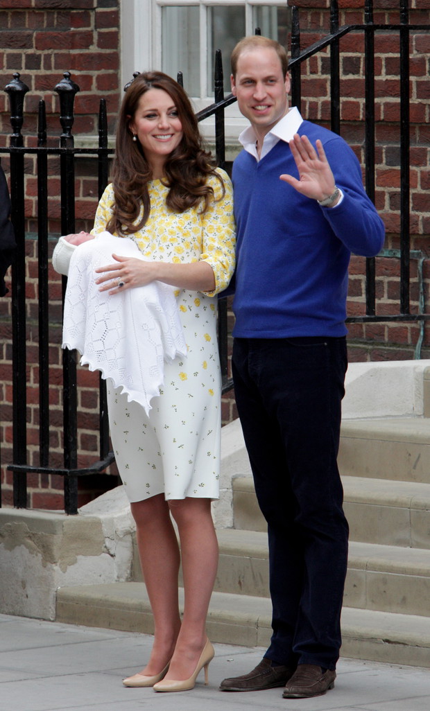 Książę William i księżna Kate po wyjściu ze szpitala św. Marii, 2