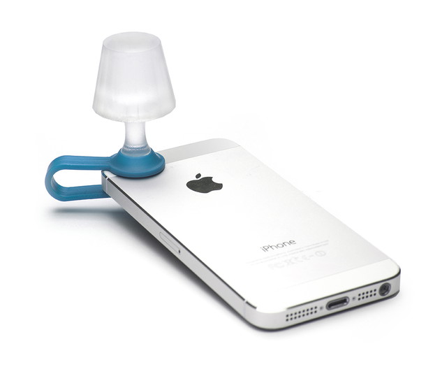 Modny gadżet: lampka Luma na smartfon
