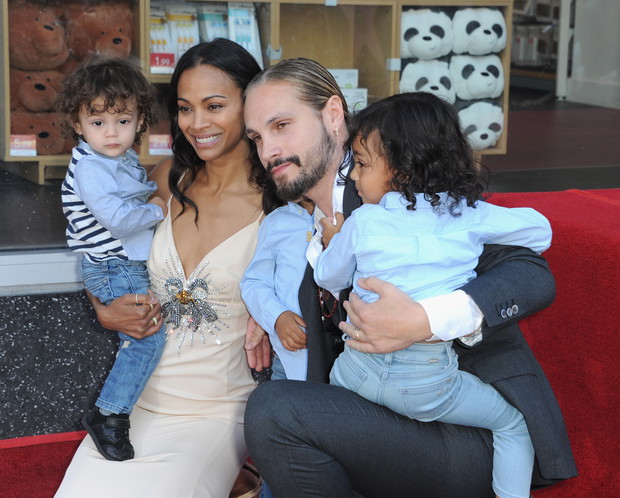 Zoe Saldana, Marco Perego i trójka ich dzieci na ceremonii odsłonięcia gwiazdy na Hollywood Walk of Fame, 3