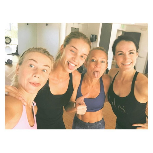 Sekrety figury Rosie Huntington Whiteley, fot. East News5. Trening grupowyRosie nigdy nie ćwiczy sama - do wylewania siódmych potów potrzebuje motywacji w postaci odpowiednich kompanów. Dla modelki ważne jest znaleznienie dobrego partnera na siłownię, c