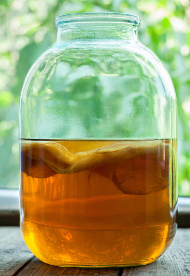 Trendy żywieniowe 2016: Kombucha, fot. Fotolia9. Kombucha to napój fermentowany, który można uzyskać w domu, przygotowując go na bazie liściastej herbaty, cukru i octu jabłkowego. Wywar ten zawiera w sobie lecznicze probiotyki, dzięki którym organizm sta