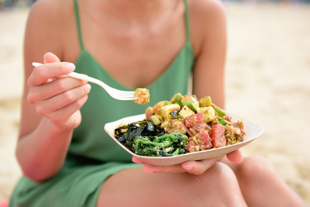 Trendy żywieniowe 2016: Poke, fot. Fotolia3. W tym roku poke, czyli tradycyjna hawajska sałatka, będzie królować w menu najmodniejszych, światowych restauracji. Jej skład to samo zdrowie. To kolorowe danie przygotowuje się ze świeżych, surowych ryb, sezo
