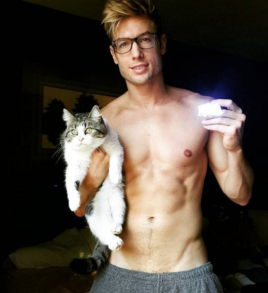 #HotDudesWithKittens - kolejny profil, który podbija Instagram