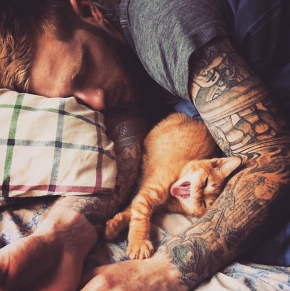#HotDudesWithKittens - kolejny profil, który podbija Instagram