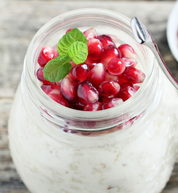 Dieta jaglana - zdrowe odchudzanie, fot. Fotolia2. Kokosowy budyń z kaszy jaglanejPrzepis:200 g kaszy jaglanejpuszka mleka kokosowegook. 1/2 szklanki daktyli1/3 szklanki wiórków kokosowychKasze jaglaną przepłucz wrzątkiem i przesyp do rondelka. Zal