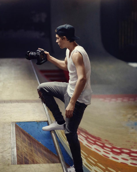 Brooklyn Beckham fotografuje kampanię perfum Burberry, fot. serwis prasowy
