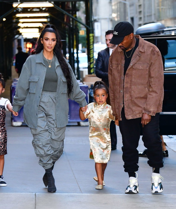 North West na spacerze z Kim Kardashian i Kanye