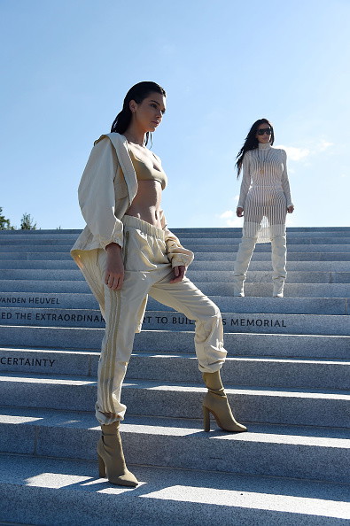 Kendall Jenner i Kim Kardashian West po jednym z pokazów Westa