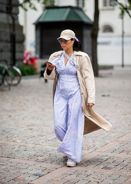 Beżowy płaszcz podczas fashion weeku w Kopenhadze