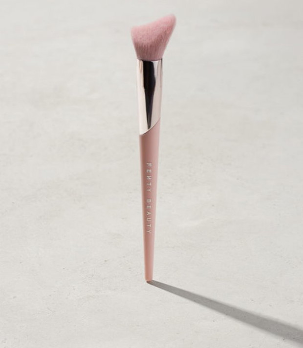 Fenty Beauty by Rihanna, Cheek-Hugging Highlight Brush 120, 139 zł