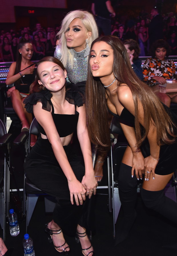 Millie Bobby Brown, Bebe Rexha i Ariana Grande na MTV Video Music Awards 2018.