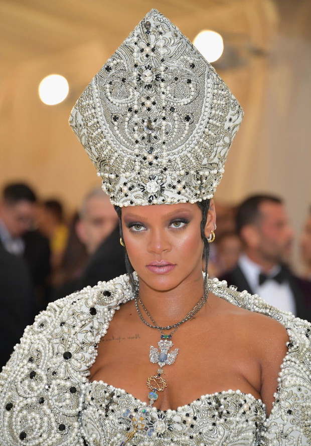 Rihanna w papieskim stroju