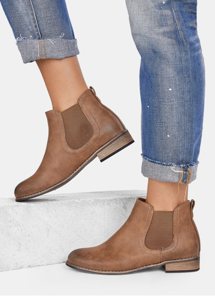 Buty na jesień do 100 zł: brązowe sztyblety