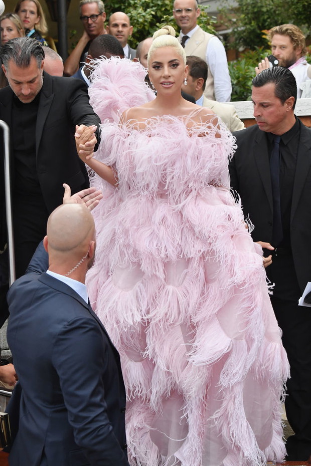 Różowa sukienka Lady Gagi na Festiwalu Filmowym w Wenecji