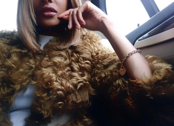 T-Rex Hands - nowy trend w robieniu selfie