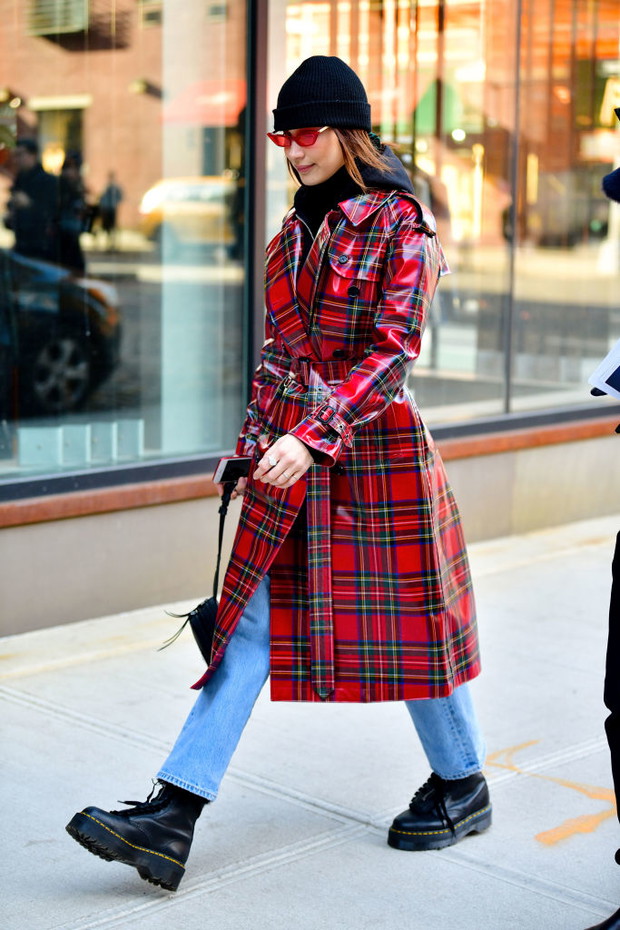 Bella Hadid w lakierowanym trenczu