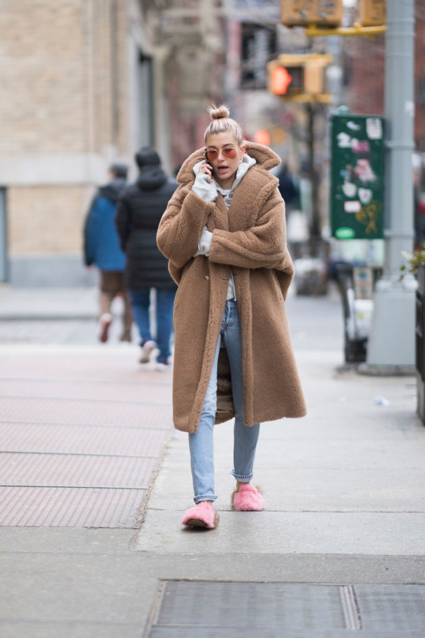 Hailey Baldwin w teddy coat