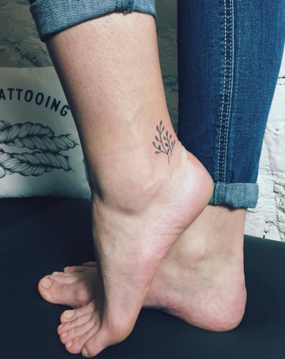 Tatuaże kwiaty, tatuaże rośliny, fot. instagram.com/catherine_harmony