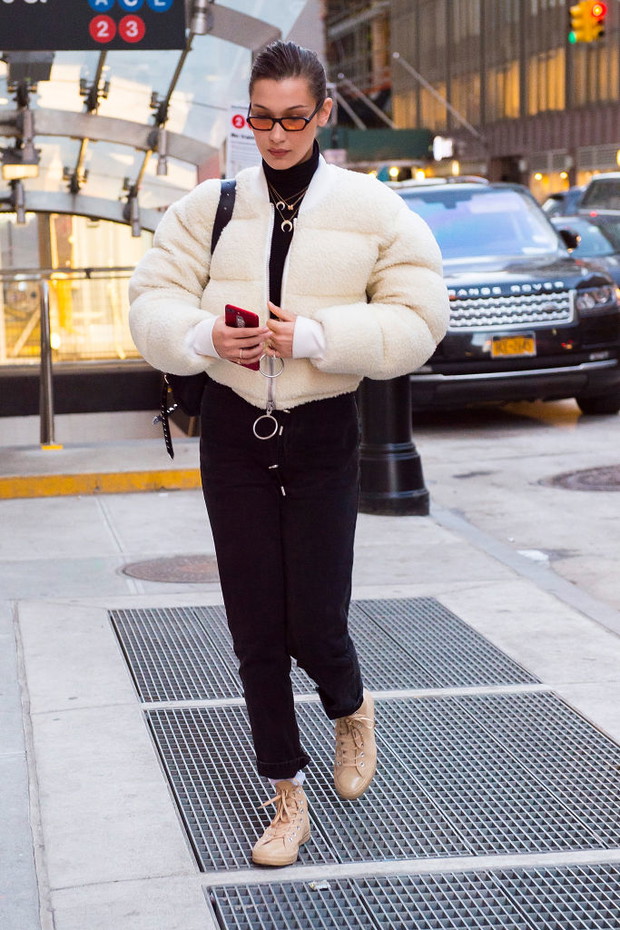 Bella Hadid w krótkiej puchówce