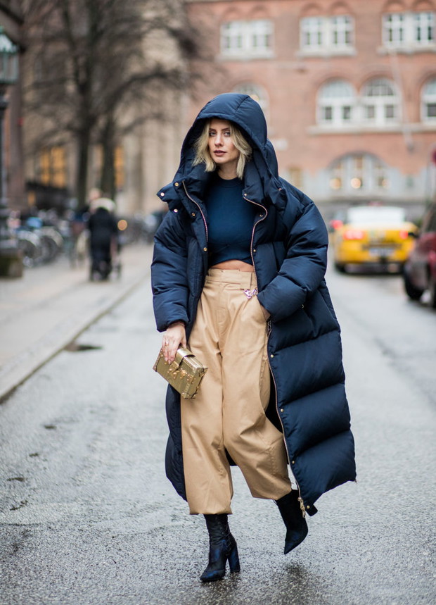Lisa Hahnbueck w granatowej kurtce puchowej oversize